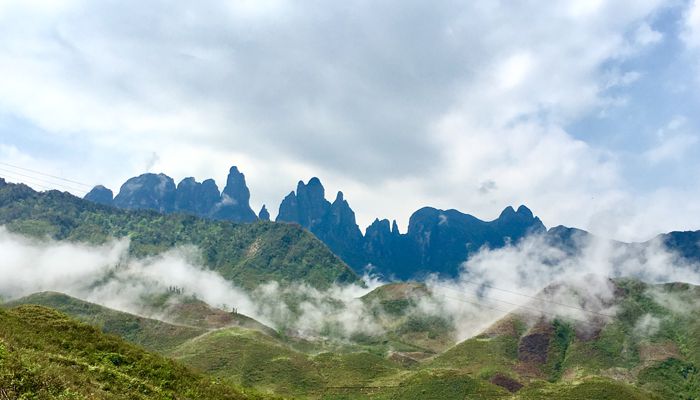 Làng Y Tý bao bọc dans la brume avec maisons truyền thống